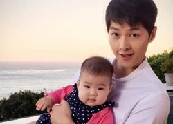 Chương Tử Di thích thú vì con gái được Song Joong Ki ẵm bồng