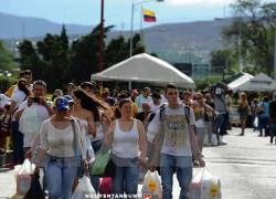 Colombia ngừng mở cửa biên giới với Venezuela