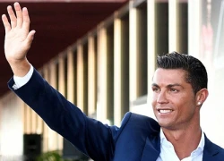 Cristiano Ronaldo bảnh bao ra mắt khách sạn mang tên mình