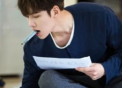 "Đại sư huynh" Ji Chang Wook ngậm bút thôi cũng quyến rũ!