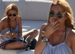 Đang có bầu nhưng Lindsay Lohan vẫn thản nhiên uống bia và hút thuốc lá