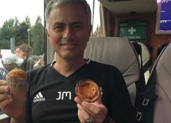 Fan M.U tặng bánh cho HLV Mourinho