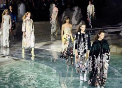 Fendi dựng sàn catwalk độc đáo trên mặt nước