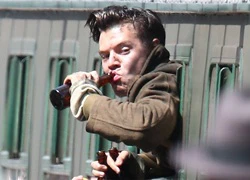 Harry Styles lấm lem trên phim trường của Christopher Nolan