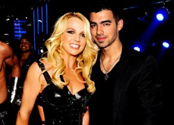 Joe Jonas không được đến gần Britney Spears