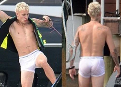 Justin Bieber lộ vòng 3 vì mặc nội y trắng ướt sũng khi chơi trên biển