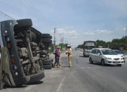 Không làm chủ tốc độ, xe đầu kéo lật nhào trên Quốc lộ 1A