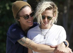 Kristen Stewart được người tình đồng giới ôm hôn trên phố