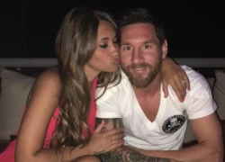 Messi cười tươi vì được vợ hôn má