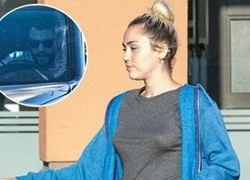 Miley Cyrus "thả rông" vòng 1, xuất hiện hiếm hoi bên Liam Hemsworth