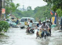 Một ngày sau bão số 1, người Thủ đô vẫn bì bõm lội phố