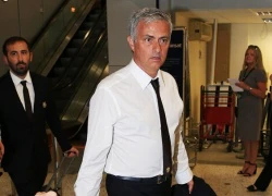 Mourinho lịch lãm, dẫn đầu dàn sao M.U đi du đấu