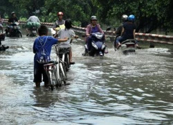 Mưa từ đầu giờ chiều, đến tối đường Sài Gòn vẫn như sông