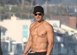 Orlando Bloom khoe body cường tráng trên bãi biển