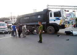 Ôtô ben tông hàng loạt xe dừng đèn đỏ