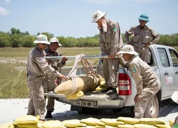 Phát hiện nhóm người chung tiền đi đào bom có thuốc nổ