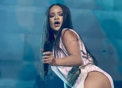 Rihanna phản ứng hài hước khi fan ném nội y lên sân khấu