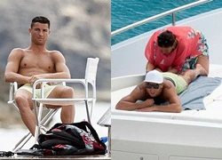 Ronaldo được mẹ mát xa chân trên du thuyền hạng sang