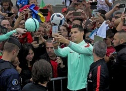 Ronaldo 'tự sướng' selfie khiến CĐV sung sướng điên đảo