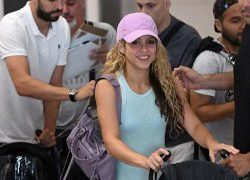 Shakira tươi như hoa, con trai phụng phịu