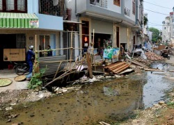 Sống giữa Thủ đô vẫn phải bắc cầu, lội nước thải vào nhà