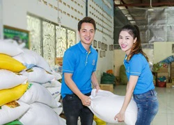 Vợ chồng Đăng Khôi đưa con trai đi thăm trẻ mồ côi