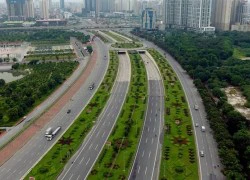 Ảnh: Cỏ dại um tùm suốt 24km Đại lộ Thăng Long tốn 53 tỷ cắt tỉa