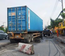 Bò khỏi gầm xe container sau khi bị kéo lê nhiều mét