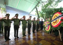 Bộ trưởng Công an đến viếng hai lãnh đạo Yên Bái