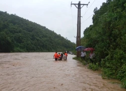 Bốn ôtô tải bị lũ cuốn trôi