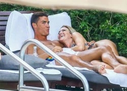 C. Ronaldo ôm chặt người đẹp Mỹ ở bể bơi