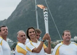 Cảnh sát dùng hơi cay, lập hàng rào bảo vệ đuốc Olympics