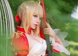 Cosplay Saber cực nóng bỏng trong Fate/Extra ngày cuối tuần