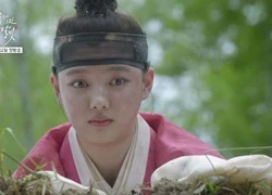 "Em gái quốc dân" Kim Yoo Jung "xanh mặt" vì phải... cởi y phục giữa dàn nam nhân