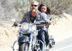 "Già gân" Mel Gibson vừa bắn súng vừa đua xe máy vù vù trong "Blood Father"