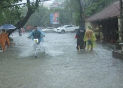 Hà Nội: Bão Thần Sét gây mưa lớn, phố thành sông