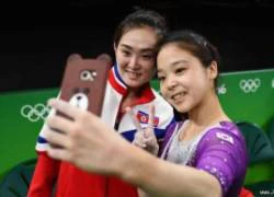 Hai VĐV Hàn Quốc và Triều Tiên vui vẻ chụp ảnh 'selfie' với nhau