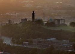 Hoàng hôn thành cổ Edinburgh nhìn từ đỉnh Arthur's Seat