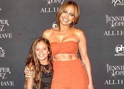 Jennifer Lopez khoe bụng phẳng lì giữa tin đồn có bầu ở tu ổi 47