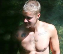 Justin Bieber lộ ảnh khoả thân khi đi nghỉ cùng bạn gái