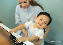 Kubi hớn hở tập đàn cùng mẹ Khánh Thi