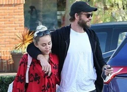 Liam Hemsworth khoác vai Miley Cyrus, dính chặt lấy nhau như hình với bóng