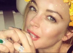 Lindsay Lohan vẫn đeo nhẫn đính hôn dù người tình tỷ phú lộ ảnh "trăng hoa"