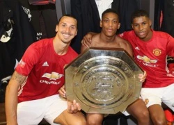 Martial hào hứng nâng đĩa bạc Community Shield cùng Ibra