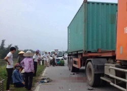 Mẹ ôm thi thể con trai khóc ngất bên bánh xe container