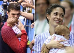 Michael Phelps ôm hôn vợ con thắm thiết