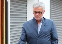 Mourinho đeo kính, diện vest bảnh bao như 'soái ca'