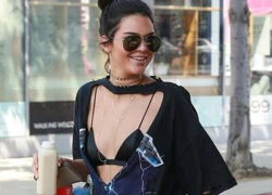 Mỹ nhân Kendall Jenner gây sốc khi phanh ngực giữa phố