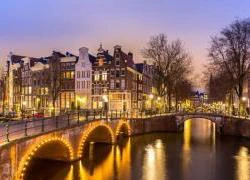 Ngắm Amsterdam lãng mạn và cổ điển soi bóng xuống dòng Amstel thơ mộng