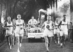 Nghi thức rước đuốc Olympic đầu tiên và mục đích tuyên truyền của Hitler